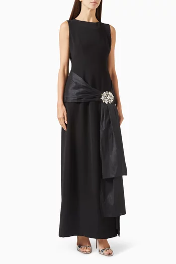 فستان طويل بقصة مستقيمة بلا أكمام