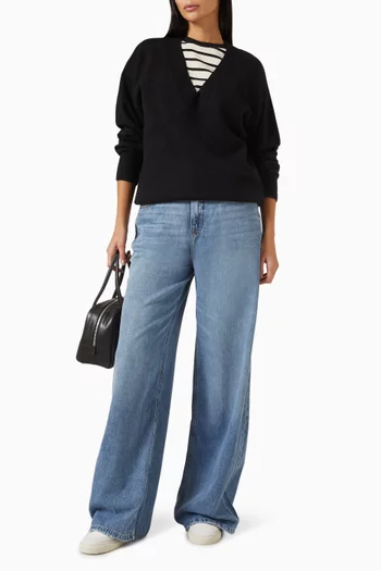 سترة منسوجة بفتحة رقبة عميقة على شكل حرف V