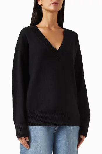 سترة منسوجة بفتحة رقبة عميقة على شكل حرف V