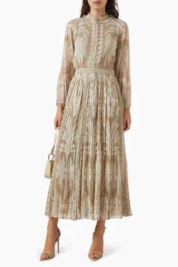 بلوزة بأزرار ونقشة زهور