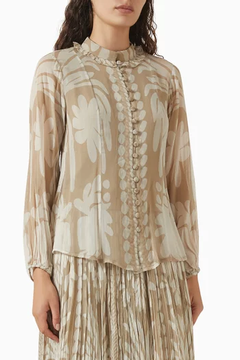 بلوزة بأزرار ونقشة زهور