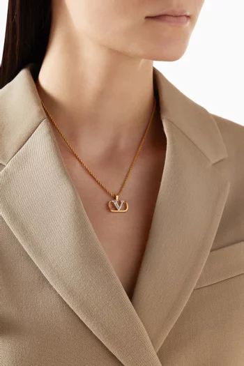 قلادة بسلسلة مجدولة ودلاية بشعار الماركة من الثمانينيات