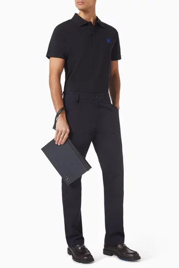 حقيبة صغيرة بسحّاب ونقشة مربعات