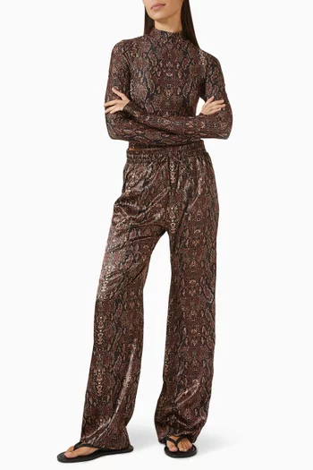 بلوزة بياقة عالية ونقشة جلد الأفعى