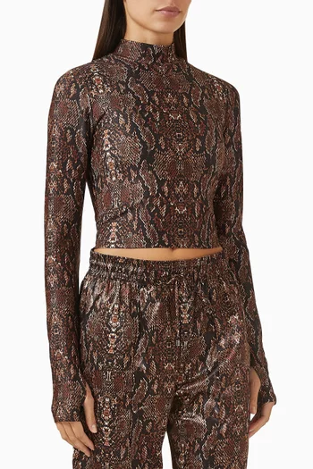 بلوزة بياقة عالية ونقشة جلد الأفعى