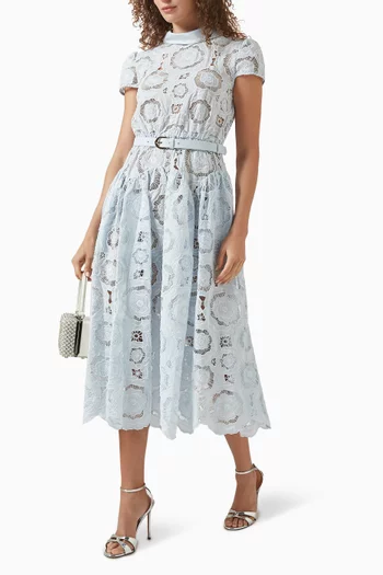 فستان متوسط الطول بحزام وتطريزات زهور دانتيل