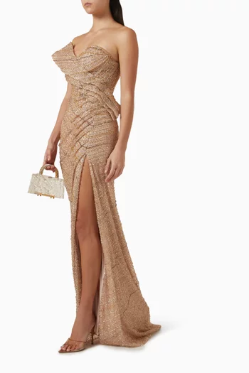 فستان سهرة مزين بتطريزات بارزة