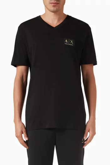 تي شيرت بشعار الماركة وفتحة رقبة على شكل حرف V‏ قطن