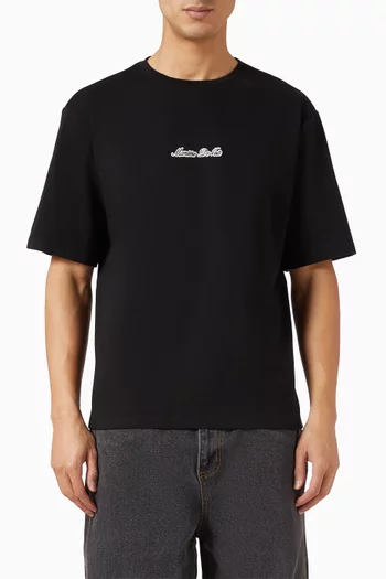 تي شيرت بقصة فضفاضة وشعار الماركة قطن