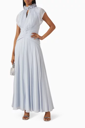 فستان طويل بطيّات وفتحة رقبة بكشكش