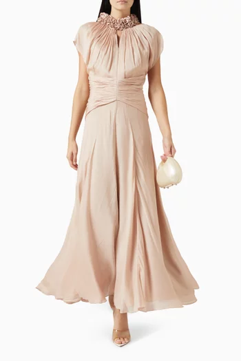 فستان طويل بطيّات وفتحة رقبة بكشكش