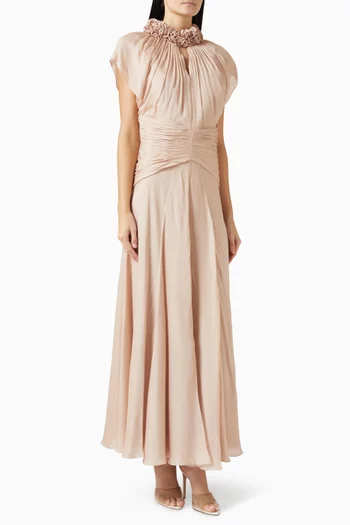 فستان طويل بطيّات وفتحة رقبة بكشكش