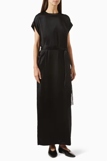 فستان بفتحة رقبة مستديرة وحزام ستان