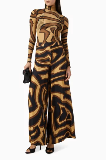 بلوزة بياقة عالية ونقشة تجريدية تول