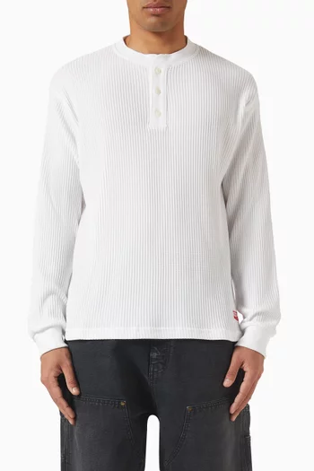 تي شيرت كلاسيكي عازل للحرارة بياقة هنلي ونقشة شيفرون