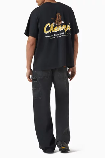 تي شيرت بشعار Outfitter وجيب وقصة مربعة قطن