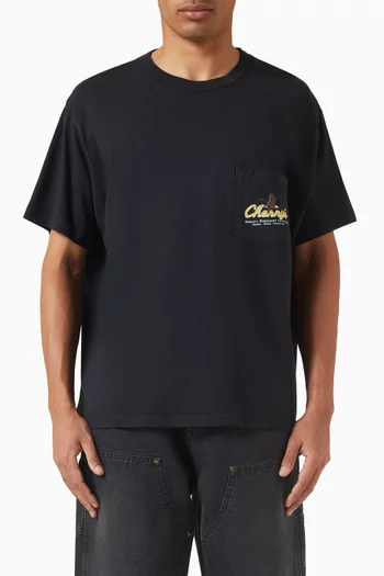 تي شيرت بشعار Outfitter وجيب وقصة مربعة قطن