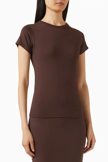 تي شيرت بقصة ضيقة وفتحة رقبة مستديرة مزيج قطن