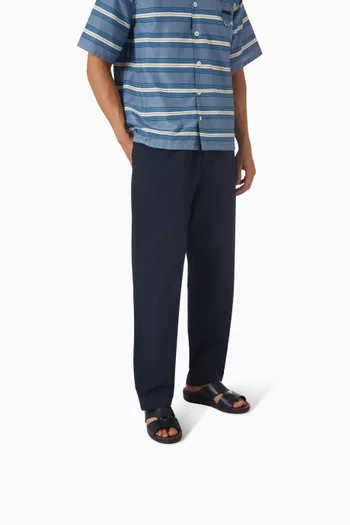 حذاء مفتوح بشعار الماركة جلد