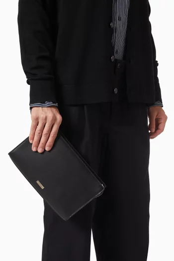 حقيبة مستحضرات العناية الشخصية بحلية شعار الماركة جلد