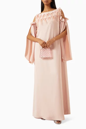 قفطان بأشرطة مزينة بالريش