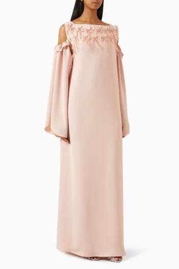 قفطان بأشرطة مزينة بالريش