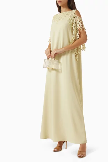 قفطان بتطريزات وفتحات كريب