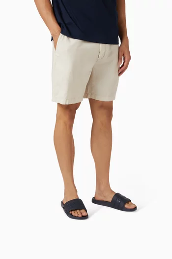 حذاء مفتوح لحمام السباحة محفور بشعار الماركة