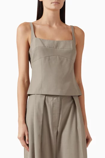 بلوزة بنمط صدرية منحوتة