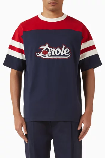 تي شيرت بطبعة وردة وشعار الماركة قطن