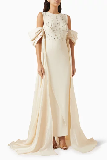 فستان طويل بأكتاف مكشوفة وتطريزات