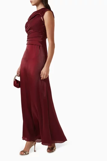 فستان رو مزين بتطريزات ستان