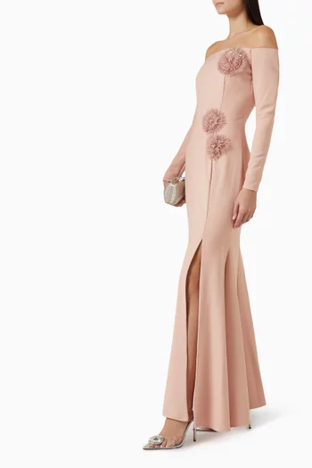 فستان مزين بزهور بارزة وأكتاف مكشوفة كريب