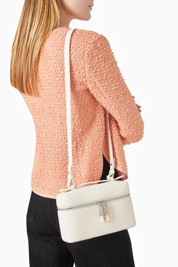 حقيبة مستحضرات تجميل بيد علوية جلد