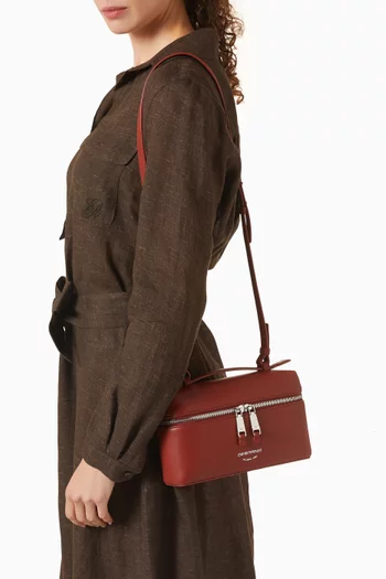 حقيبة مستحضرات تجميل بيد علوية جلد