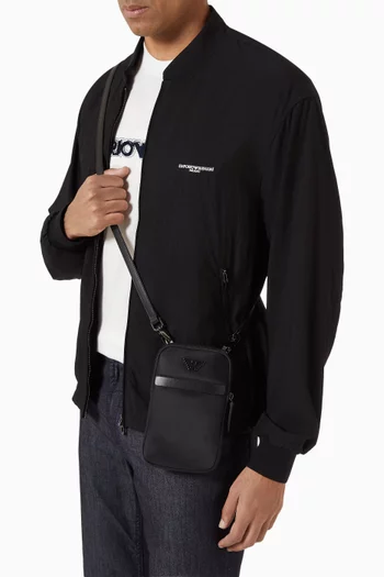 حقيبة كتف بشعار الماركة نايلون معاد تدويره