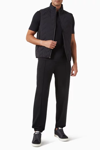 فيست مبطن بالزغب بنقشة خطوط شيفرون