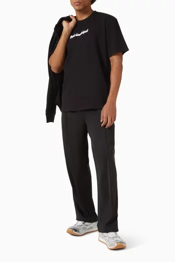 تي شيرت بشعار الماركة بملمس بارز قطن