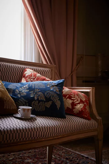 وسادة بنقشة زهور مطرزة مخمل