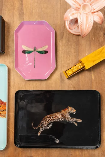 صينية بنقشة حيوانات حديد