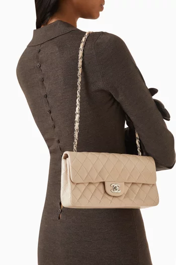 حقيبة كتف كلاسيكية صغيرة بغطاء قلاب جلد مستعملة بعناية