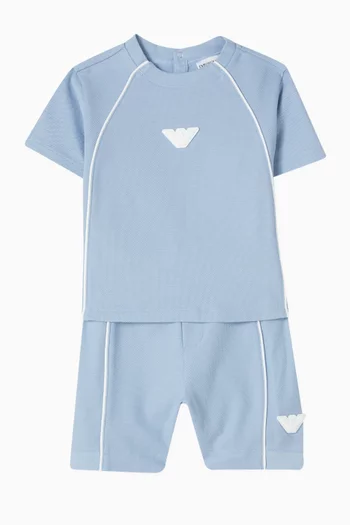 طقم تي شيرت وشورت برقعة بشعار الماركة