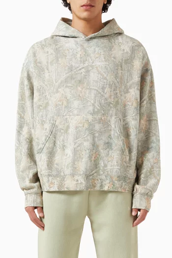 كنزة بغطاء رأس وتصميم ممزق بنقشة مموهة وشعار الماركة قطن