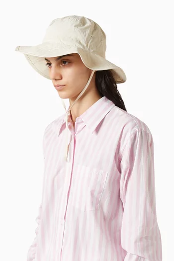 كاب برقعة بشعار الماركة