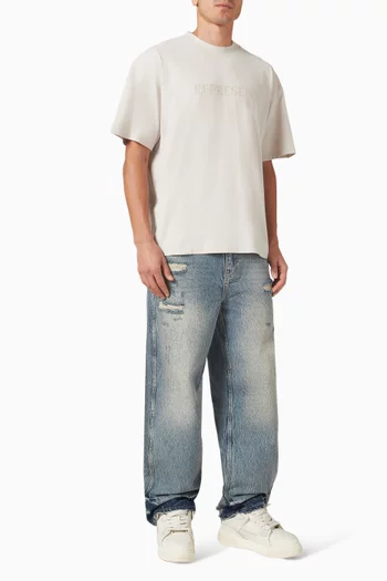 تي شيرت بشعار الماركة بخط سيريف قطن