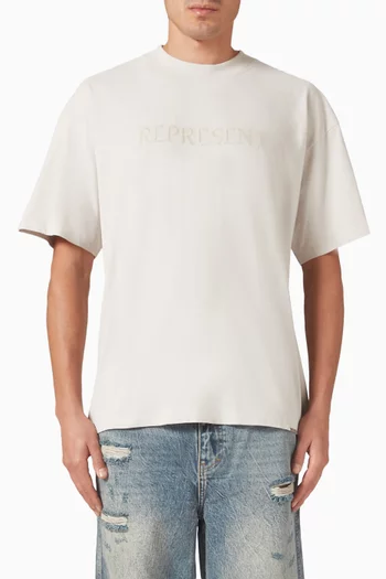 تي شيرت بشعار الماركة بخط سيريف قطن