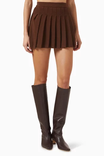 تنورة قصيرة بطيّات