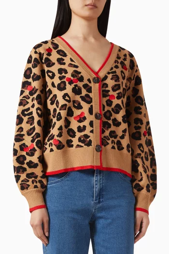 كارديغان بنقشة جلد الفهد وتطريزات على شكل كرز