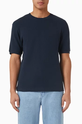 تي شيرت بقصة ضيقة قطن