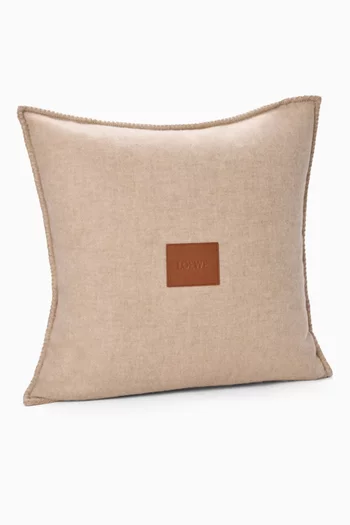 وسادة بنقشة شعار الماركة صوف